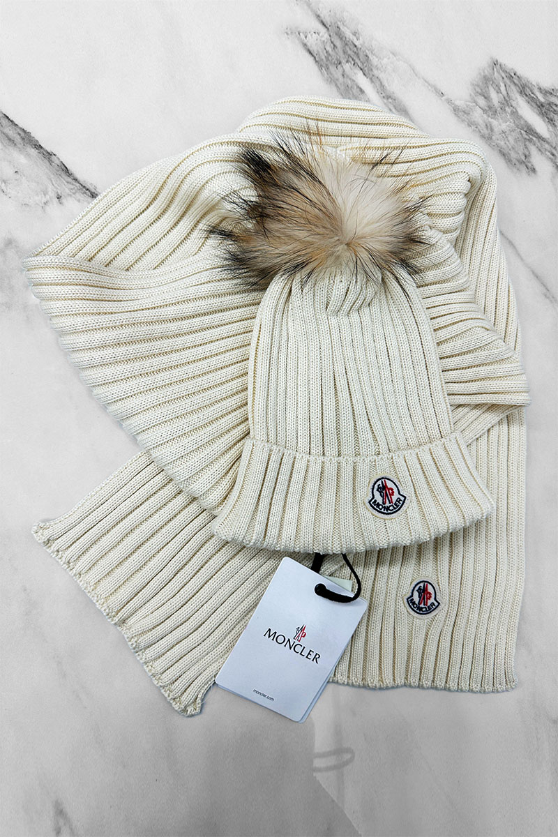 Moncler Комплект из шапки и шарфа светло-бежевого цвета logo-patch