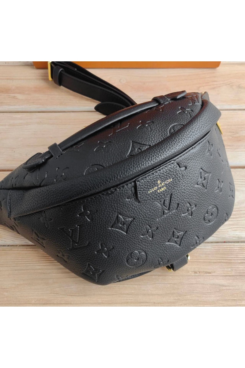 Lоuis Vuittоn Кожаная сумка на пояс Monogram Embossed 28x14 см