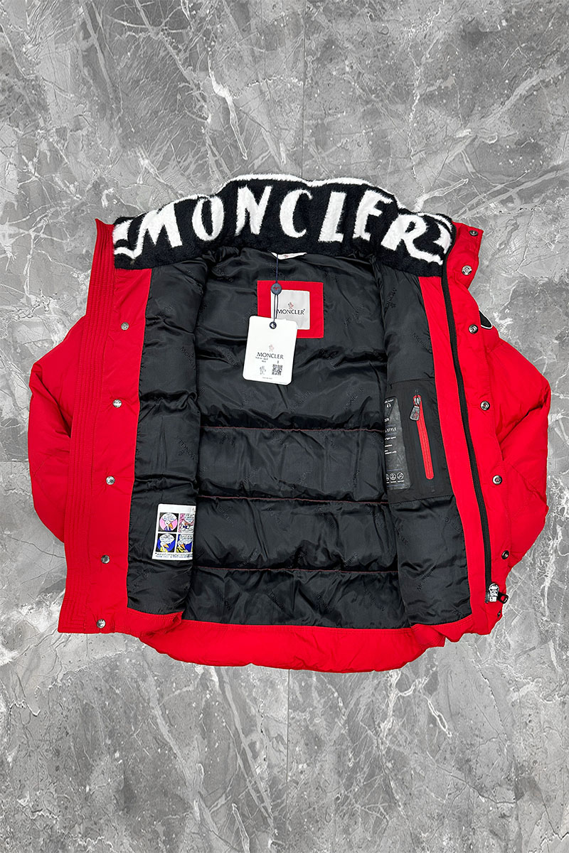 Moncler Мужской пуховик красного цвета