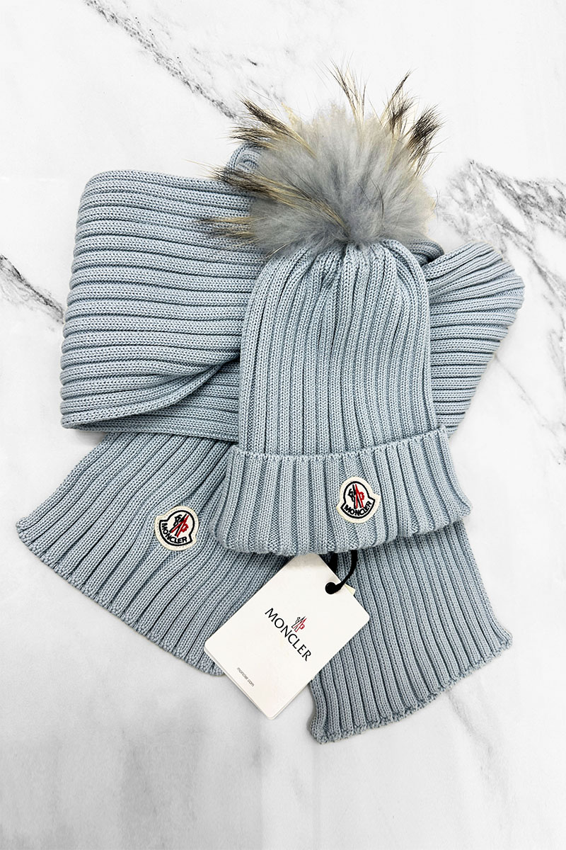 Moncler Комплект из шапки и шарфа голубого цвета logo-patch