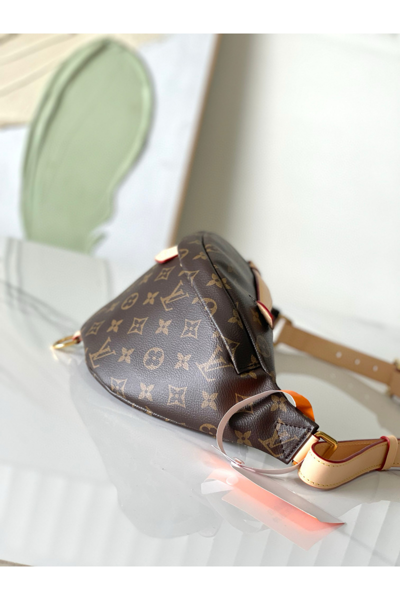Lоuis Vuittоn Кожаная сумка на пояс Bumbag Monogram Premium 37x14x13 см
