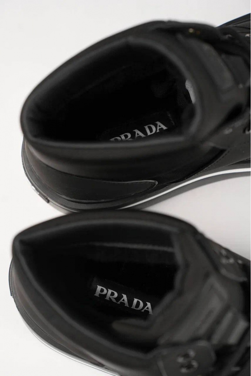 Prada Комбинированные кроссовки с мехом 