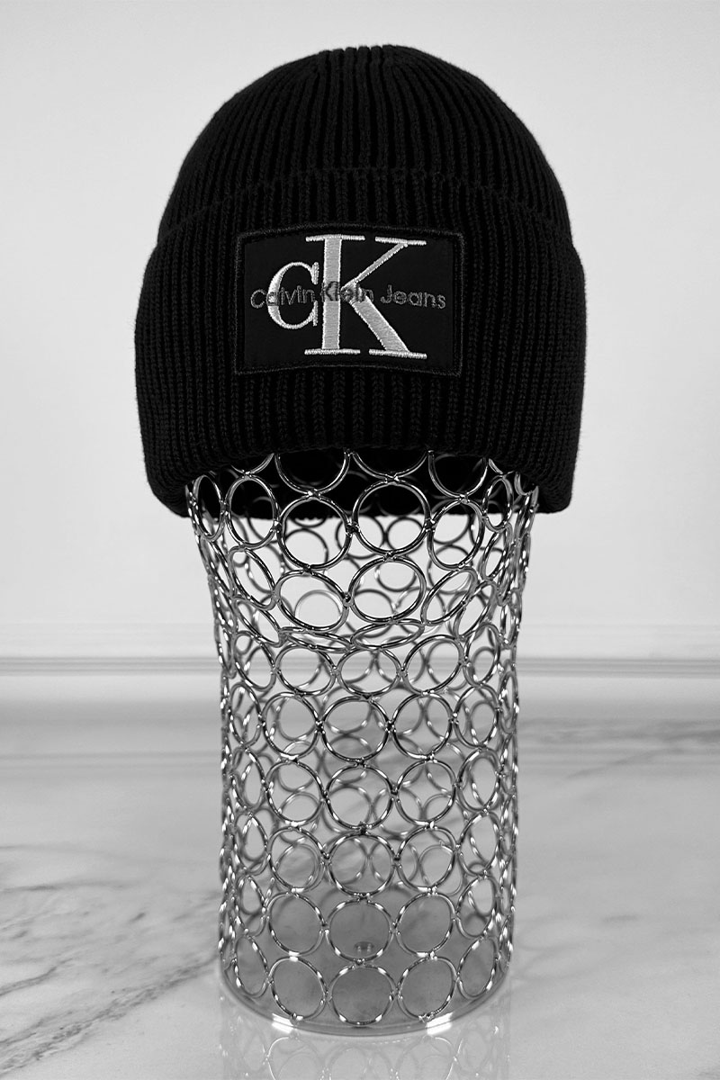 Calvin Klein Чёрная шапка monologo patch