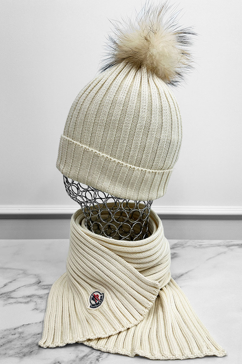 Moncler Комплект из шапки и шарфа светло-бежевого цвета logo-patch