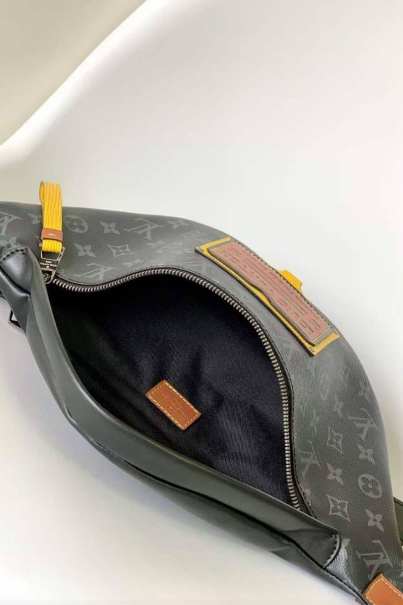 Lоuis Vuittоn Кожаная сумка на пояс Discovery Monogram Eclipse 37х14х13 см