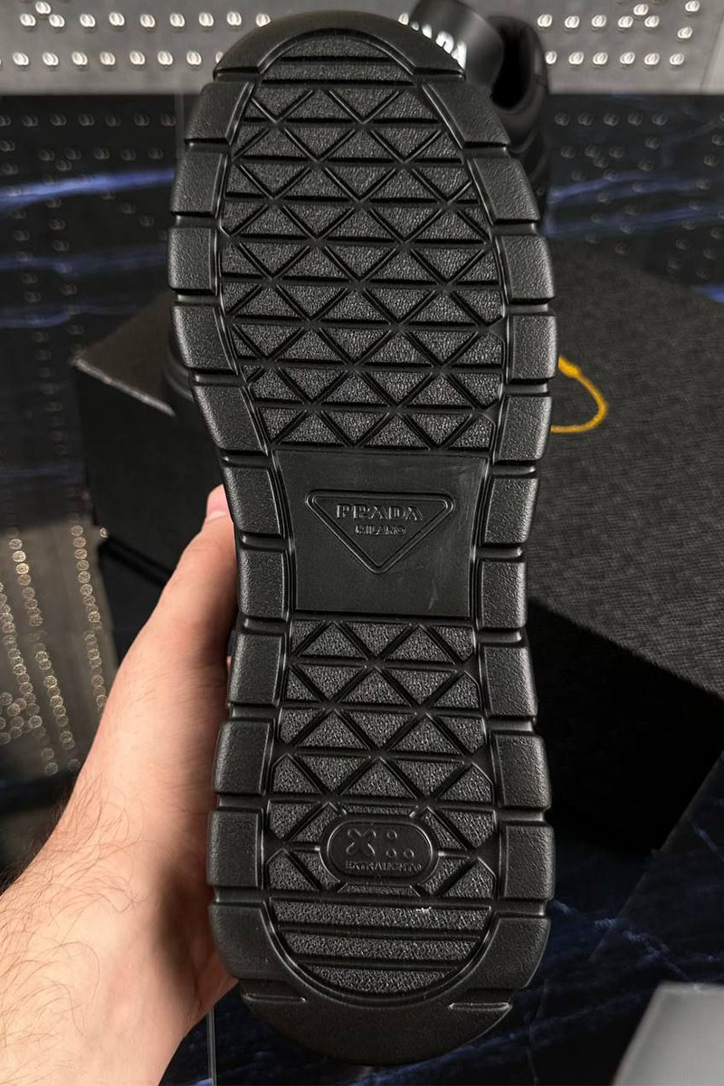 Prada Кожаные кроссовки logo-plaque - Black