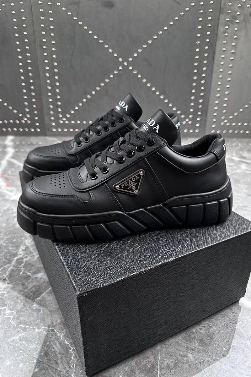 Prada Кожаные кроссовки logo-plaque - Black