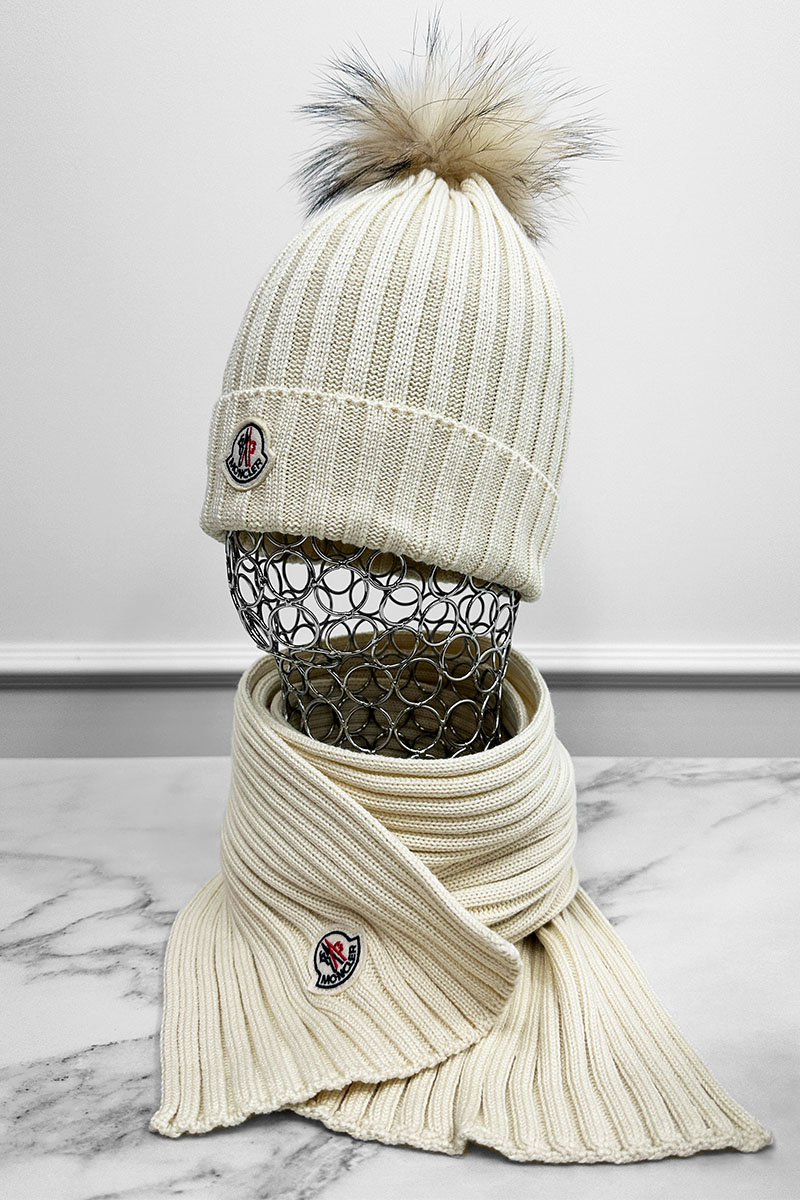 Moncler Комплект из шапки и шарфа светло-бежевого цвета logo-patch