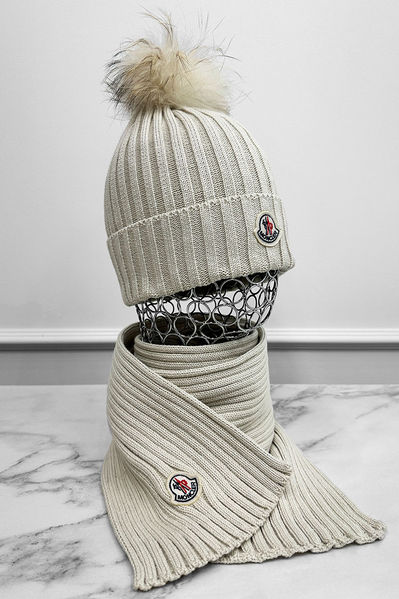 Moncler Комплект из шапки и шарфа светло-бежевого цвета logo-patch