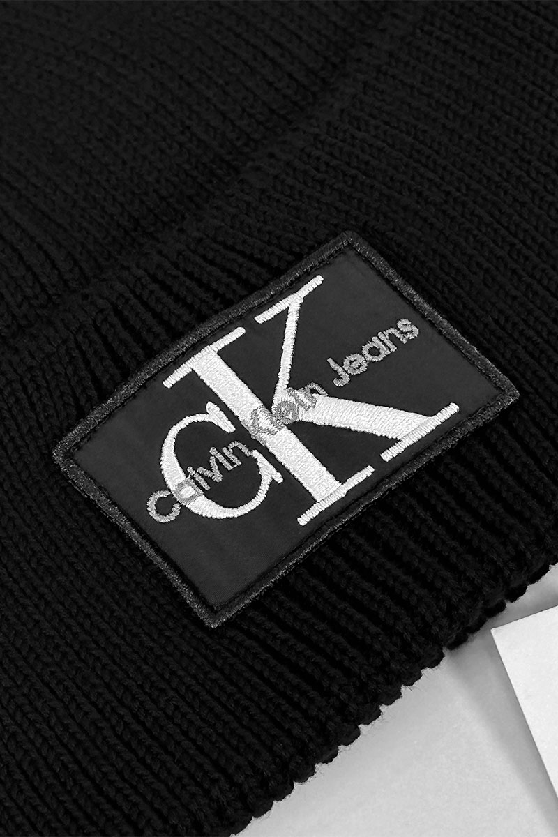 Calvin Klein Чёрная шапка monologo patch