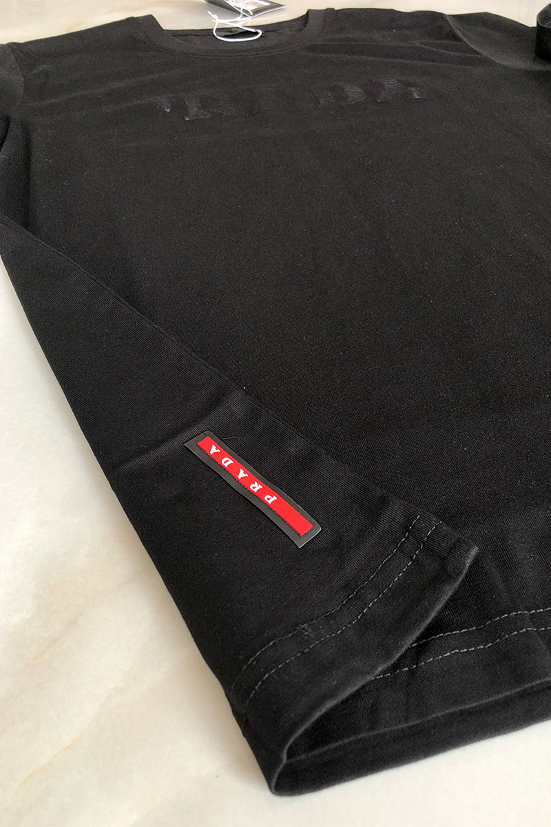 Prada Чёрная мужская футболка embossed logo