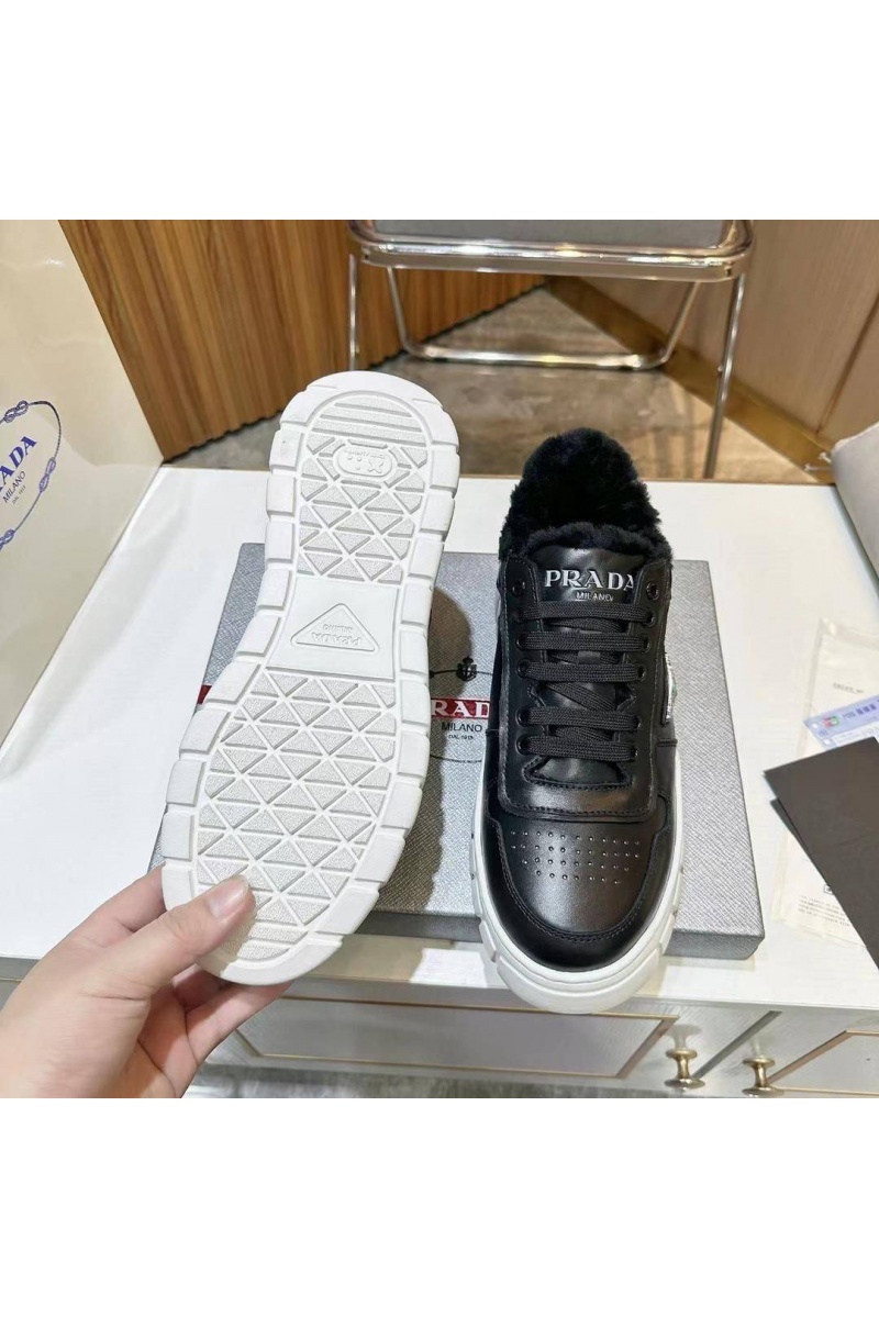 Prada Кожаные кроссовки с мехом 