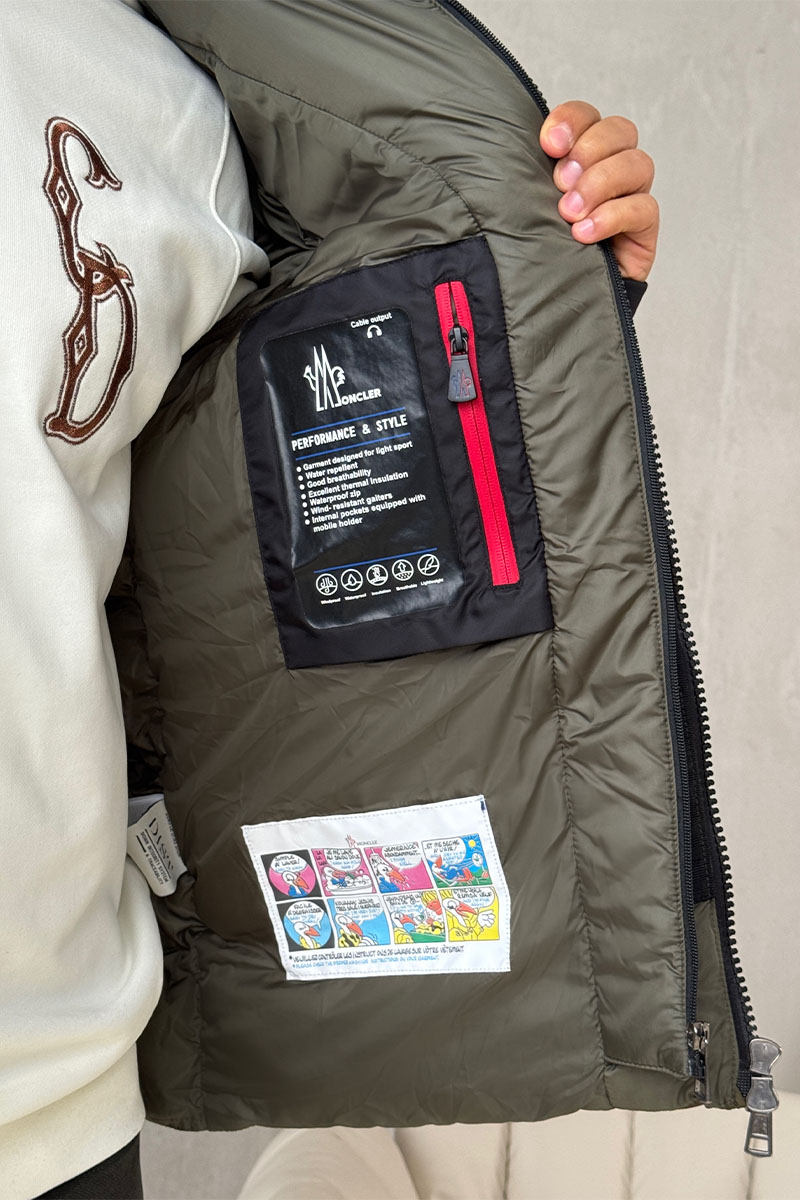 Moncler Утеплённая куртка оливкового цвета logo-patch