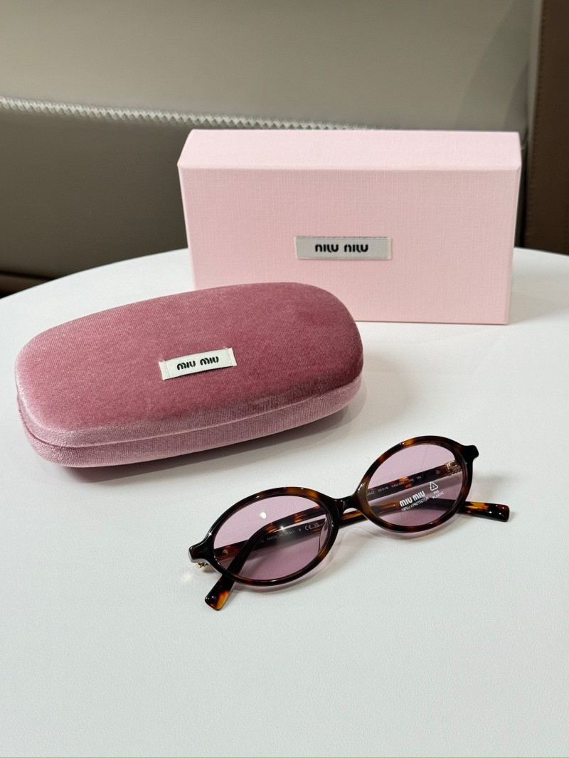 MIU MIU Солнцезащитные очки с леопардовой оправой