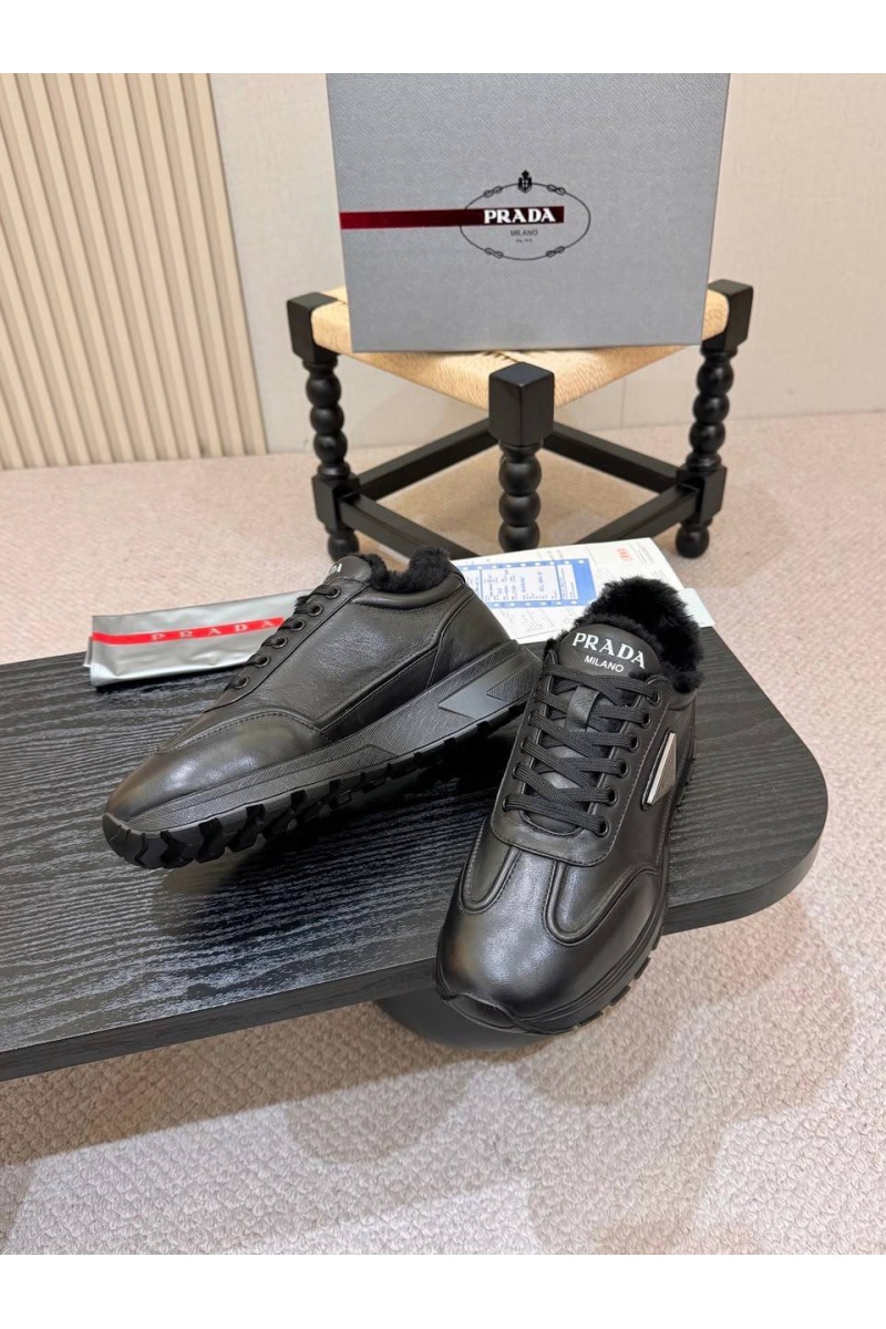 Prada Кожаные кроссовки с мехом logo-plaque