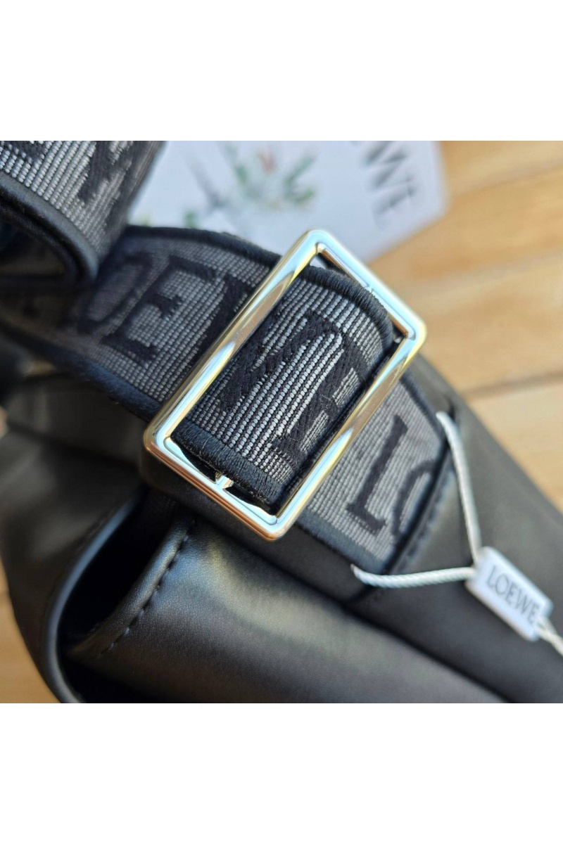 Loewe Кожаная сумка Military Messenger XS 24x20 см