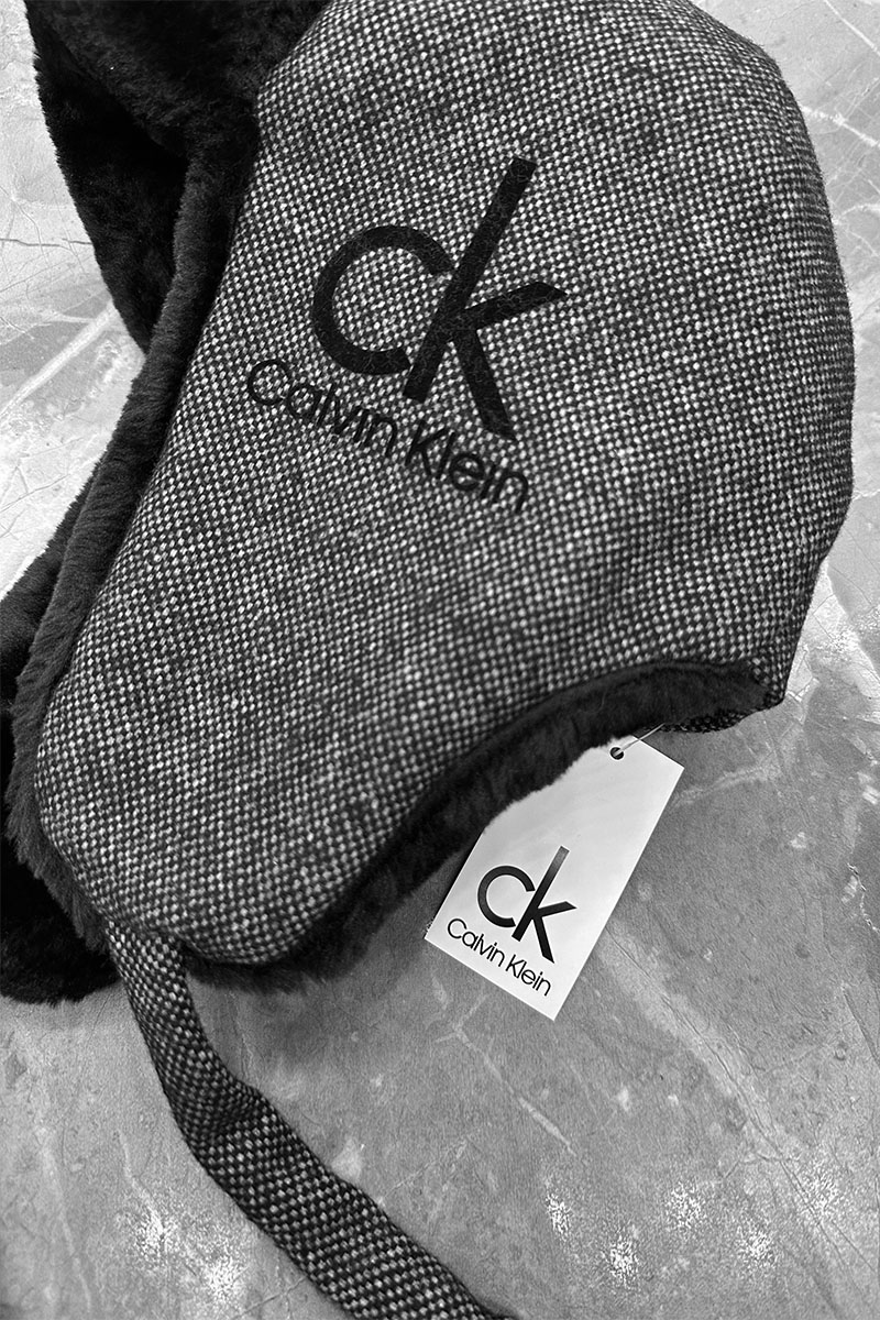 Calvin Klein Шапка-ушанка серого цвета 