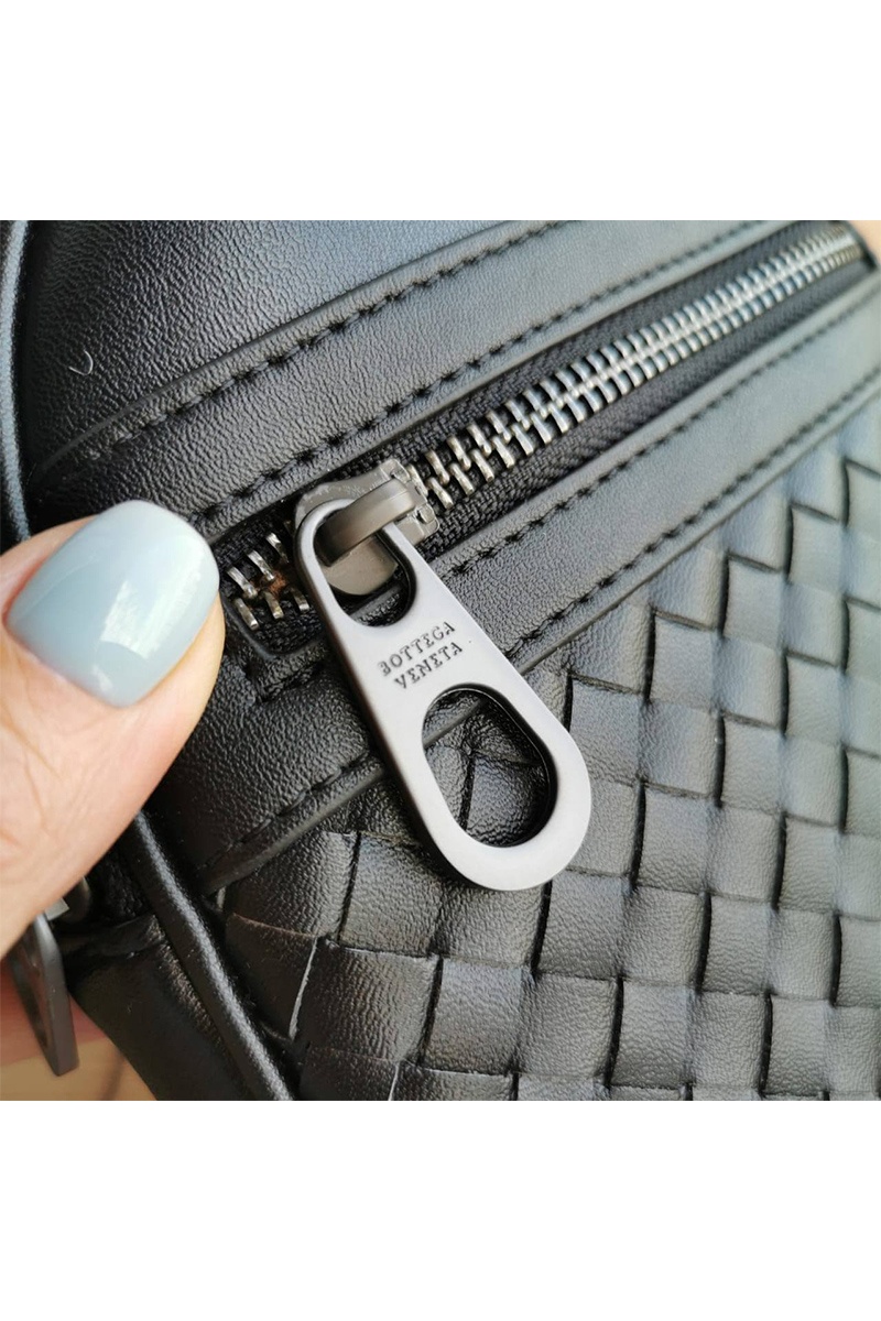 Bottega Veneta Кожаная чёрная сумка 28x18 см