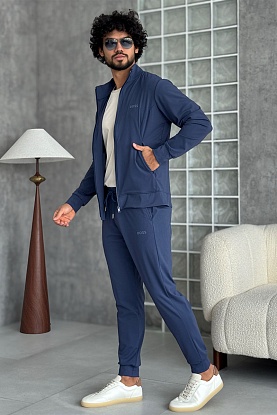 Спортивный костюм синего цвета 