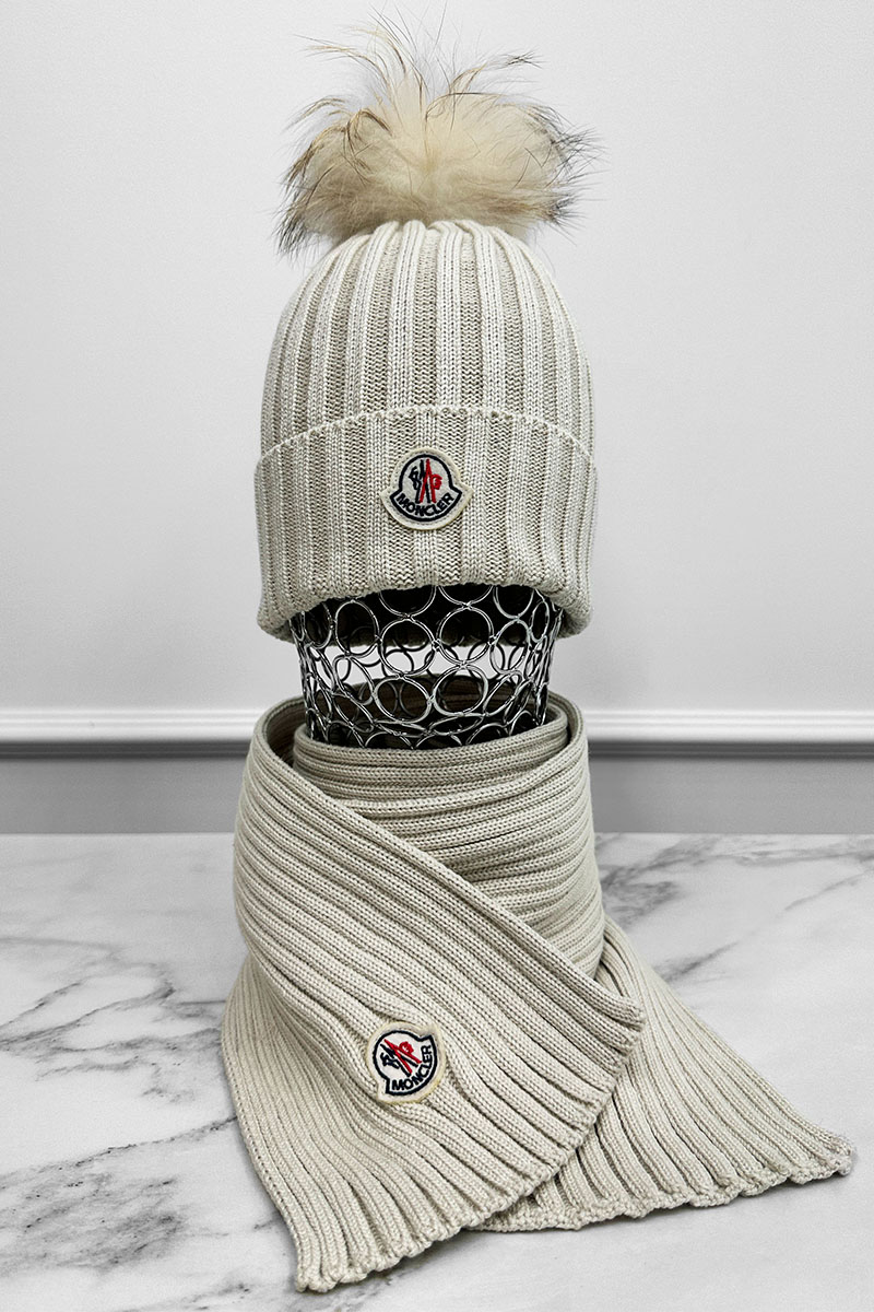 Moncler Комплект из шапки и шарфа светло-бежевого цвета logo-patch