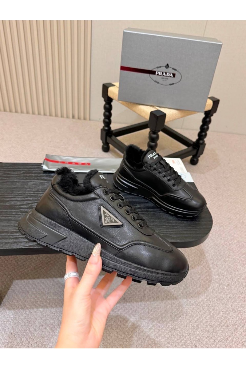 Prada Кожаные кроссовки с мехом logo-plaque