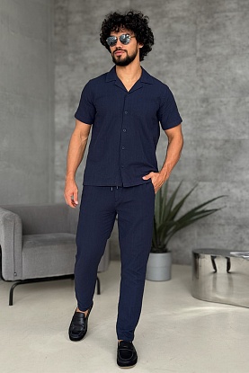 Мужской костюм тёмно-синего цвета
