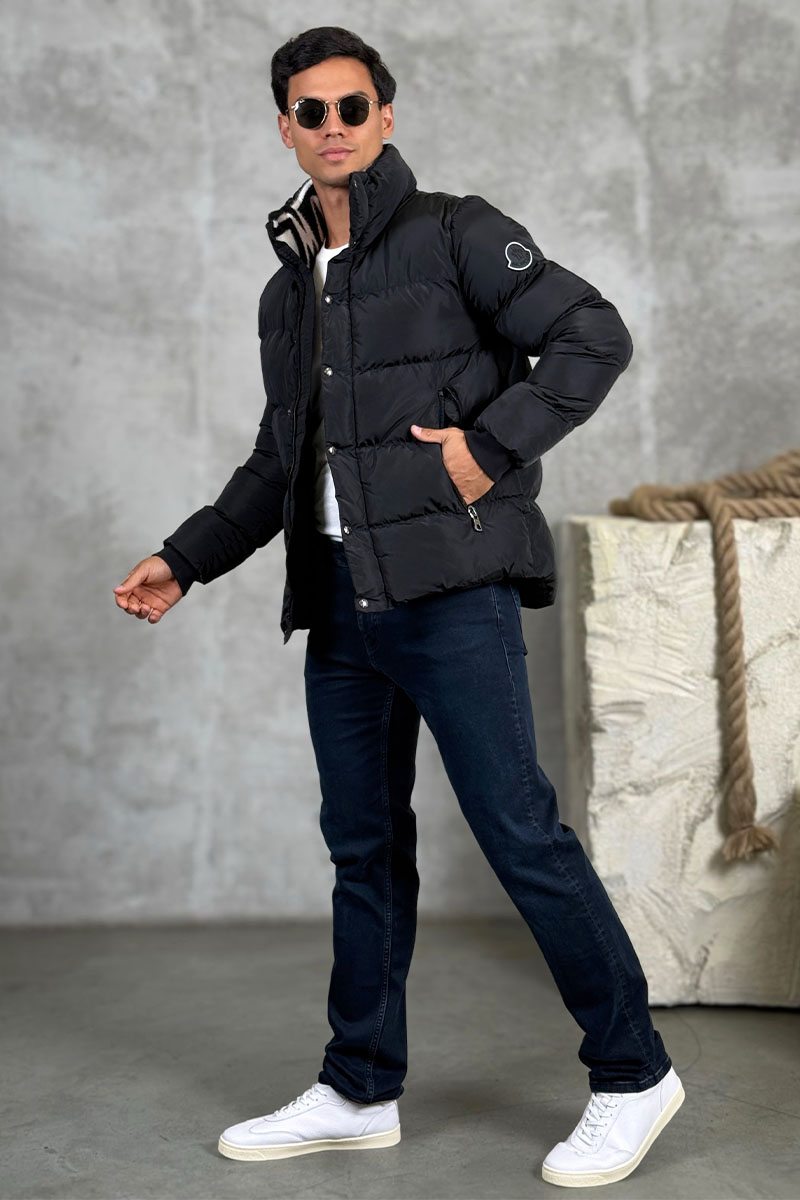 Moncler Куртка чёрного цвета logo-patch