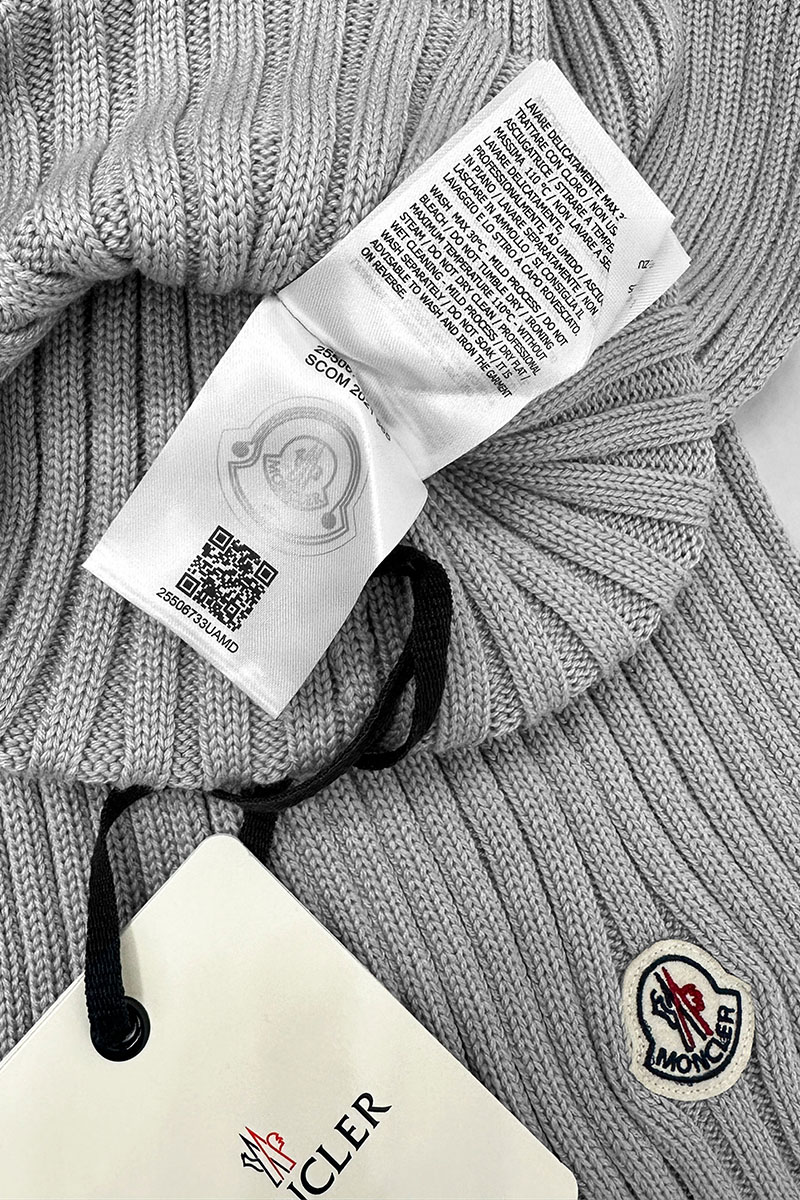 Moncler Комплект из шапки и шарфа серого цвета logo-patch