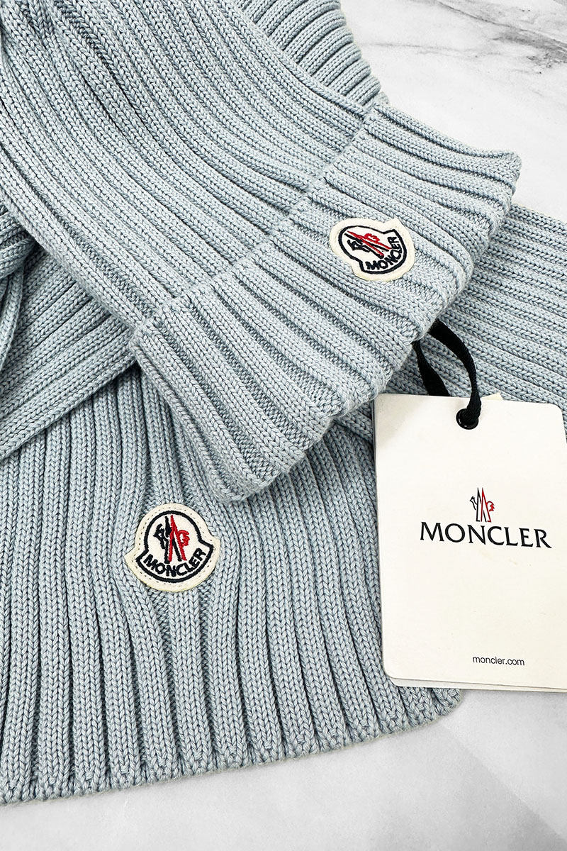 Moncler Комплект из шапки и шарфа голубого цвета logo-patch