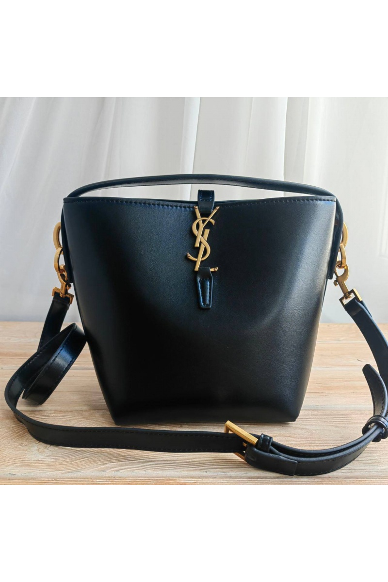 Yves Saint Laurent Кожаная сумка Le 37 bucket bag 20x25 см