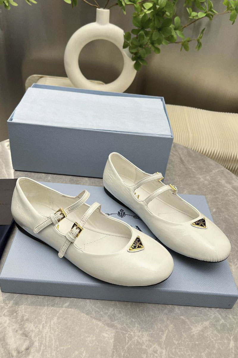 Prada Женские кожаные балетки Naplak белого цвета