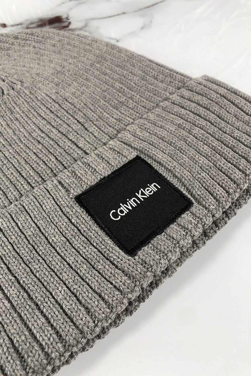Calvin Klein Мужская шапка серого цвета logo-patch