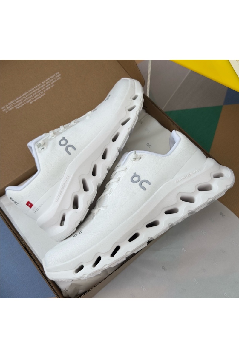 Designer Clothing Кроссовки белого цвета On Cloudtilt 