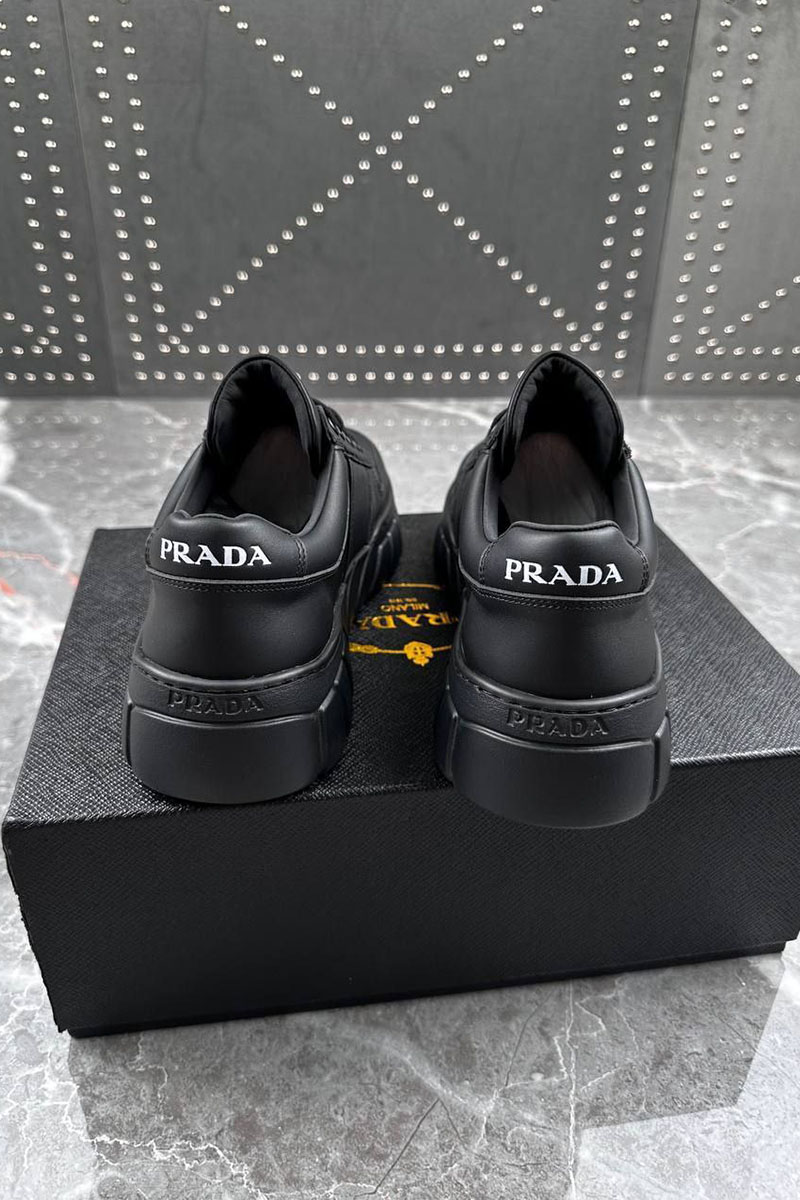 Prada Кожаные кроссовки logo-plaque - Black