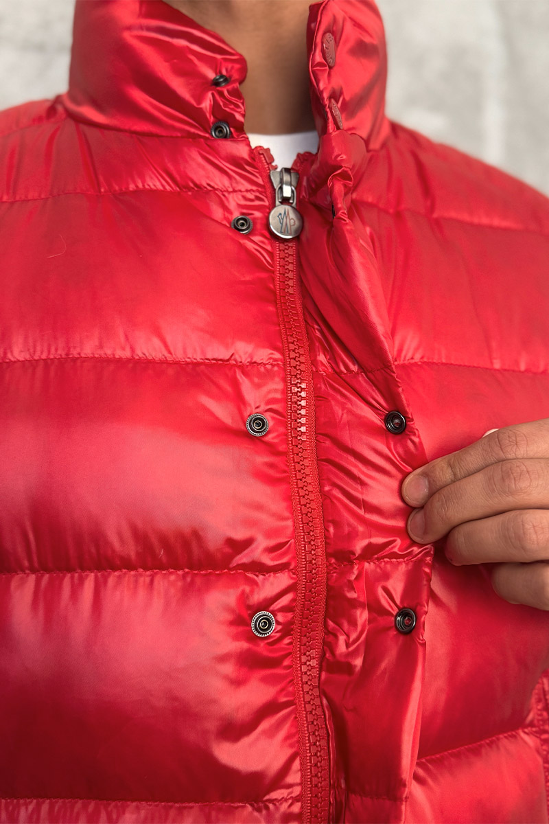 Moncler Пуховой жилет красного цвета logo-patch