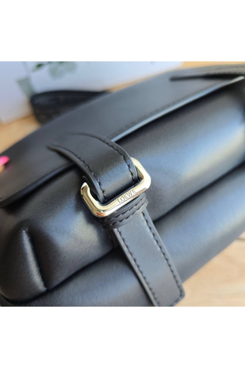 Loewe Кожаная сумка Military Messenger XS 24x20 см