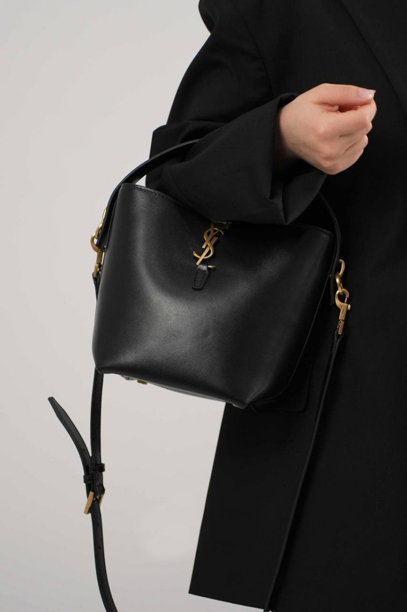 Yves Saint Laurent Кожаная сумка Le 37 bucket bag 25x25 см