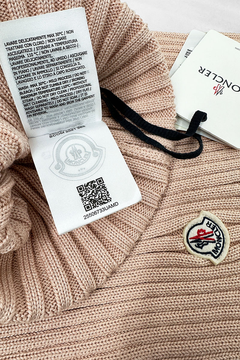 Moncler Комплект из шапки и шарфа персикого цвета logo-patch