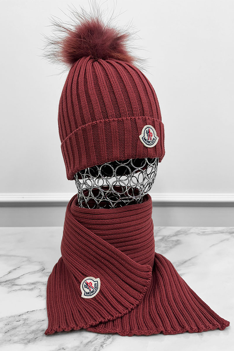 Moncler Комплект из шапки и шарфа бордового цвета logo-patch