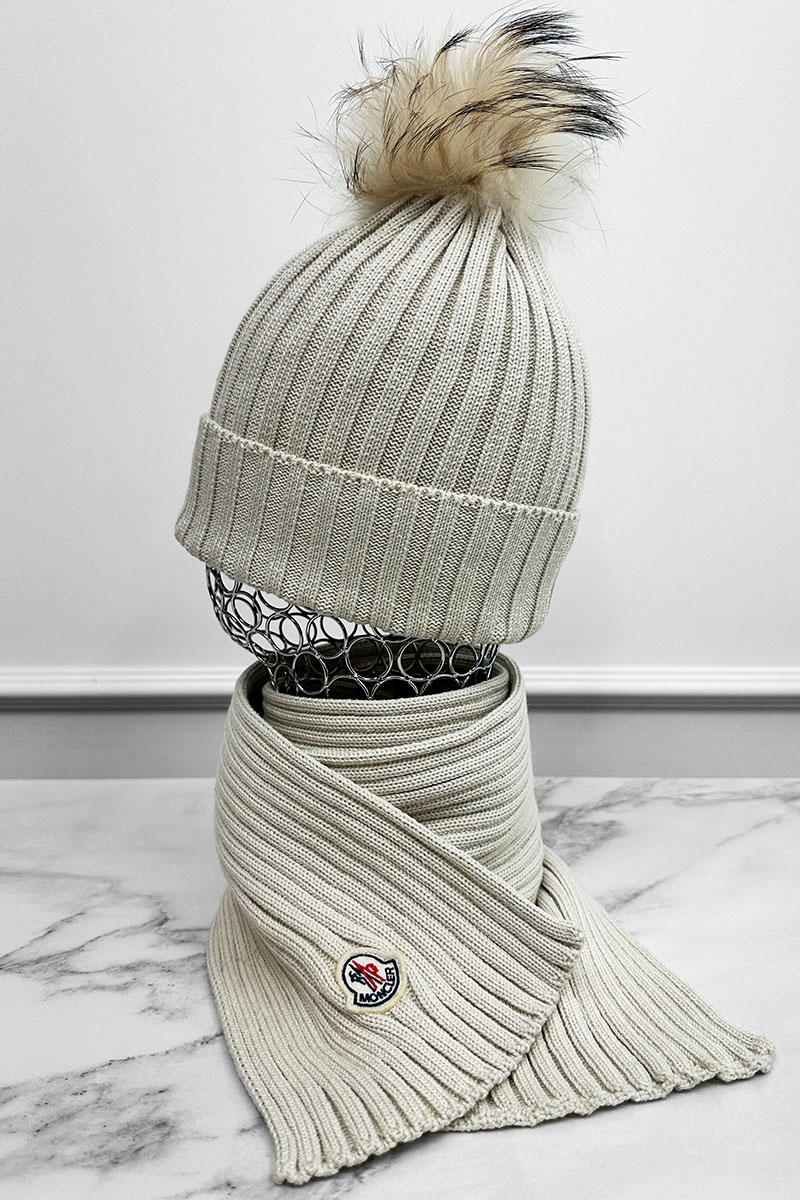 Moncler Комплект из шапки и шарфа светло-бежевого цвета logo-patch