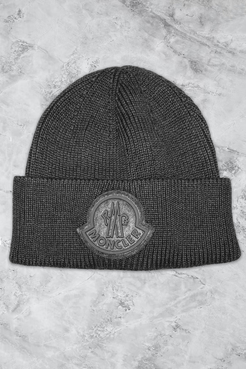Moncler Мужская шапка серого цвета logo-patch