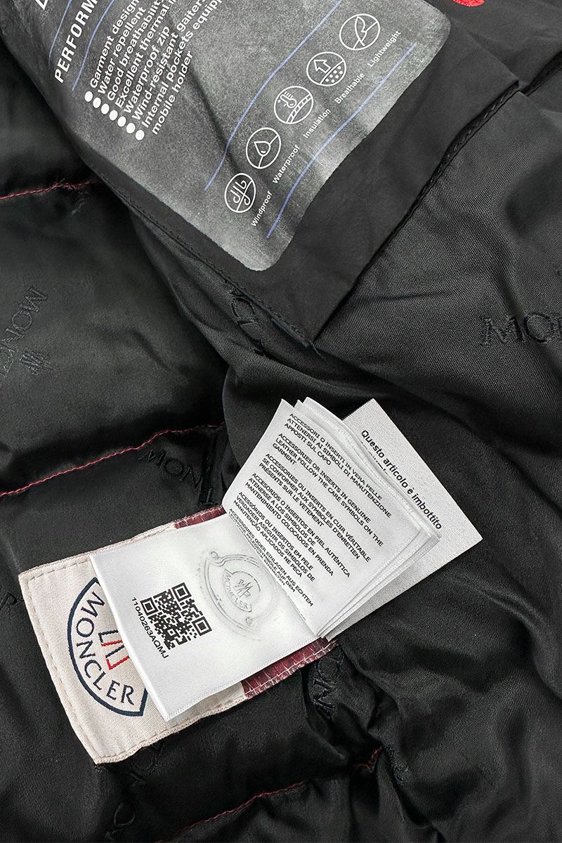 Moncler Мужской пуховик красного цвета