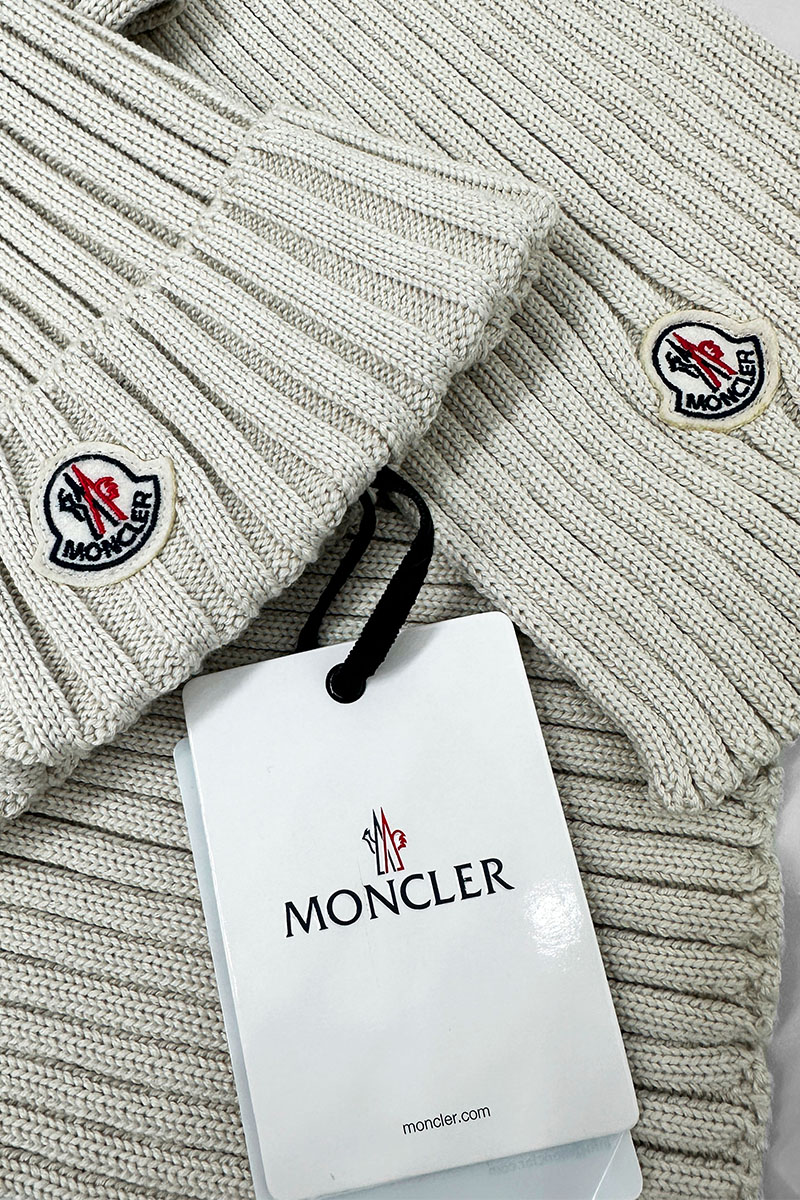 Moncler Комплект из шапки и шарфа светло-бежевого цвета logo-patch
