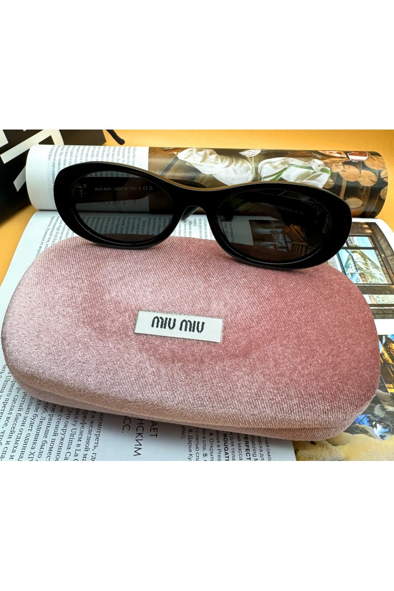 MIU MIU Женские солнцезащитные очки с чёрной оправой