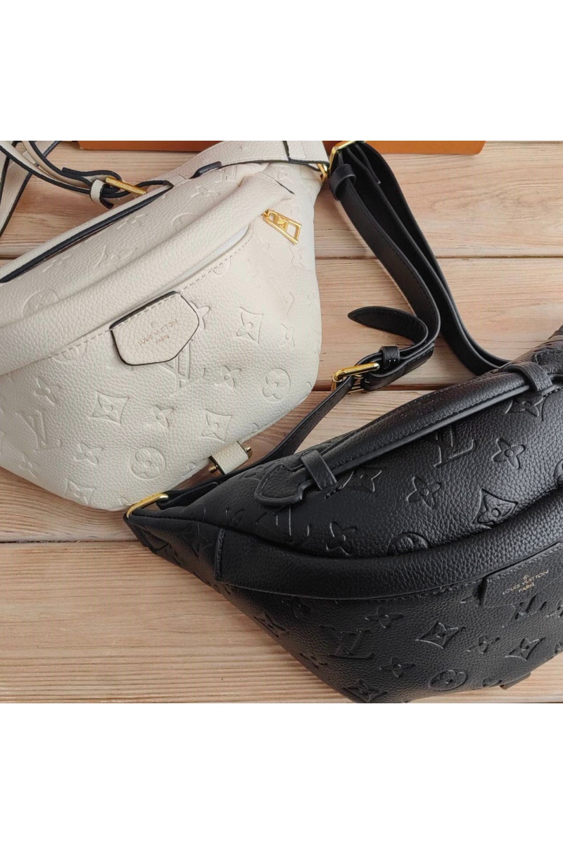 Lоuis Vuittоn Кожаная сумка на пояс Monogram Embossed 28x14 см