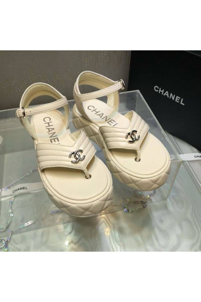 Chаnеl Женские кожаные сандалии белого цвета 