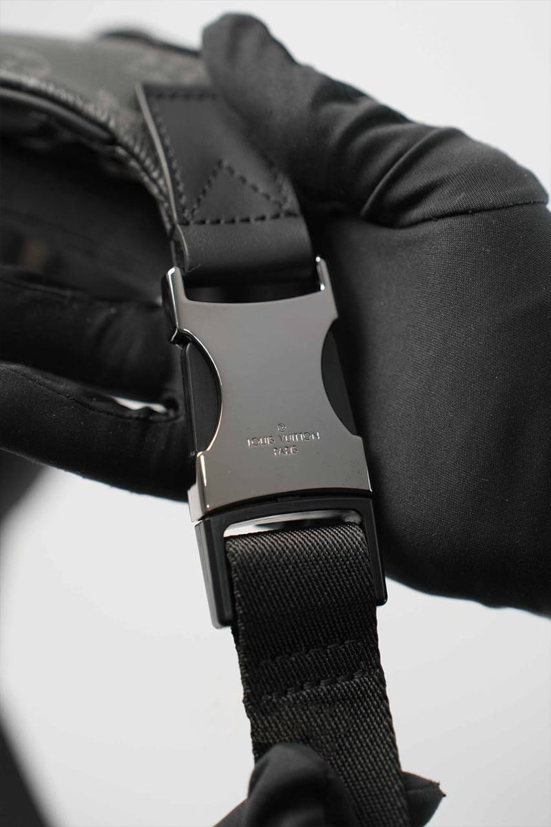 Lоuis Vuittоn Кожаная сумка на пояс Discovery Monogram Eclipse 37x17x10 см