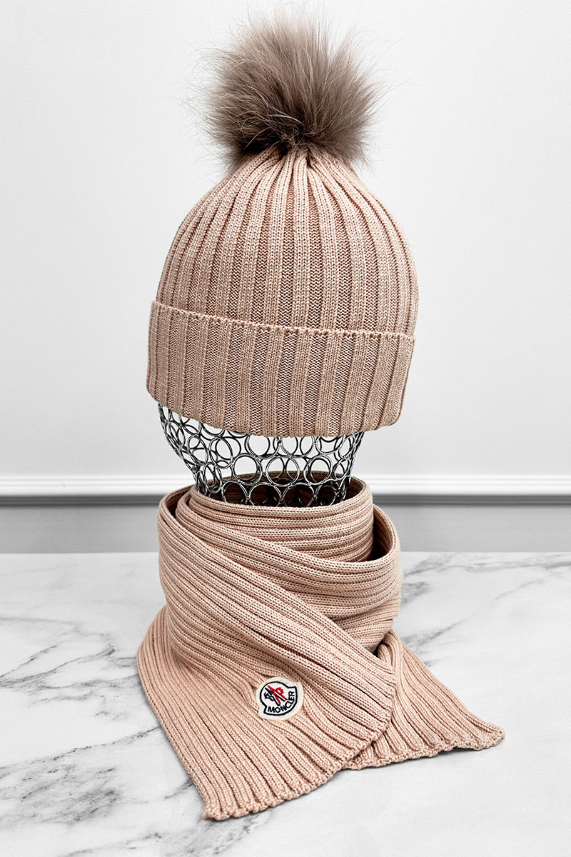 Moncler Комплект из шапки и шарфа персикого цвета logo-patch