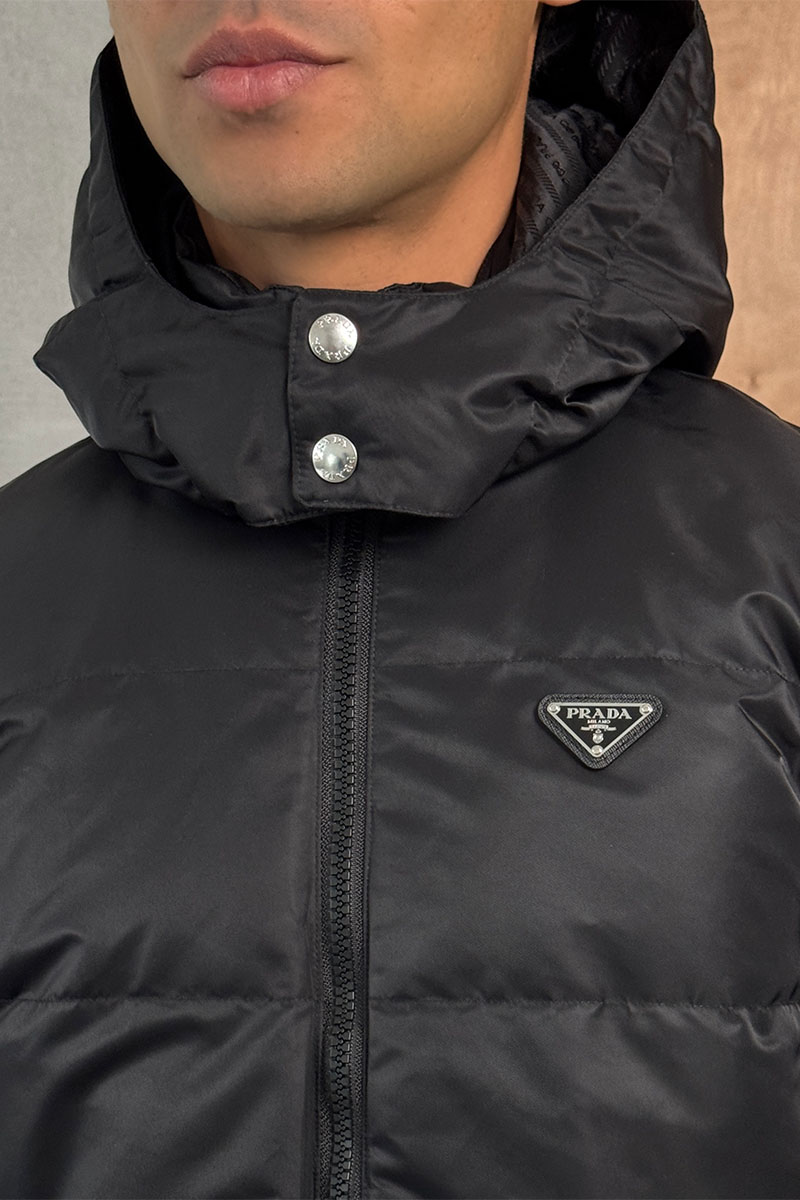 Prada Двусторонний пуховик logo-plaque - Black 