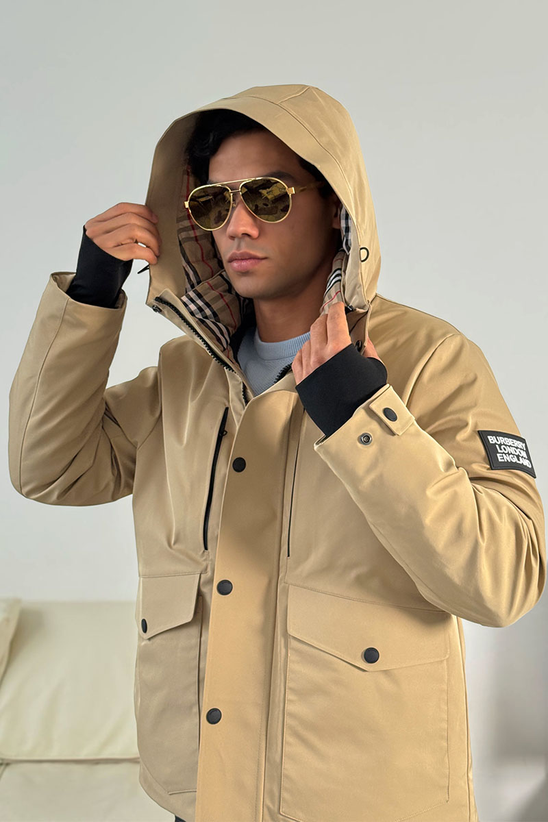 Burberry Бежевый пуховик London England logo-patch 
